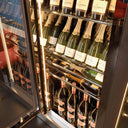 Wieża wystawowa ze stali nierdzewnej na 234 butelki.